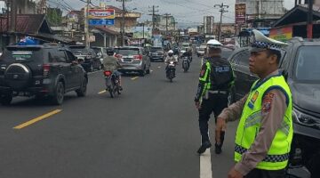 Lalu Lintas di Jalur Wisata Berastagi Berjalan Lancar, PRekayasaolres Tanah Karo Pastikan Keamanan dan Kelancaran Arus