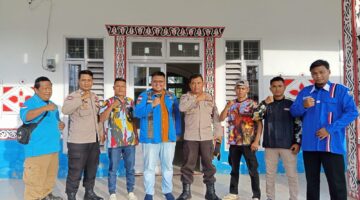Kasat Binmas Polres Simalungun Gencarkan Penyuluhan Anti Premanisme Kepada Ormas Kepemudaan  SIMALUNGUN – Satuan Pembinaan Masyarakat (Sat Binmas) Polres Simalungun menggelar kegiatan bimbingan dan penyuluhan pemberantasan premanisme kepada pengurus organisasi masyarakat DPD KNPI Simalungun dan Pengurus PKN Simalungun di Kantor DPD KNPI Simalungun, Kecamatan Raya, Kabupaten Simalungun, Minggu (11/5/2025).  Saat dikonfirmasi pada Senin (12/5/2025) pukul 10.40 WIB, Kepala Seksi Hubungan Masyarakat (Kasi Humas) Polres Simalungun, AKP Verry Purba, menjelaskan bahwa kegiatan tersebut merupakan upaya preventif untuk mengantisipasi tindakan premanisme di wilayah hukum Polres Simalungun.  “Kegiatan ini merupakan bagian dari program Kepolisian Negara Republik Indonesia (Polri) dalam menjaga keamanan dan ketertiban masyarakat (Kamtibmas) dengan pendekatan preemtif melalui bimbingan dan penyuluhan kepada organisasi masyarakat,” jelas AKP Verry Purba.  Menurut AKP Verry Purba, kegiatan yang dimulai pukul 17.30 WIB tersebut dipimpin langsung oleh Pelaksana Tugas Kepala Satuan Pembinaan Masyarakat (Plt. Kasat Binmas) Polres Simalungun, IPTU M. Arifin A. Harahap, didampingi beberapa personel Sat Binmas Polres Simalungun.  “Plt. Kasat Binmas memberikan bimbingan dan penyuluhan tentang bahaya premanisme serta mengajak para pengurus organisasi masyarakat untuk berperan aktif dalam pemberantasan premanisme di wilayah Kabupaten Simalungun,” ungkapnya.  Dalam kesempatan tersebut, IPTU M. Arifin A. Harahap menyampaikan bahwa premanisme merupakan tindakan yang meresahkan masyarakat dan berpotensi mengganggu keamanan serta ketertiban umum. Oleh karena itu, peran serta organisasi kepemudaan seperti KNPI dan PKN sangat diharapkan untuk mencegah tumbuh kembangnya aksi premanisme di wilayah Simalungun.  “Kami menghimbau kepada seluruh pengurus dan anggota organisasi masyarakat untuk tidak melakukan perbuatan yang mengarah pada tindakan premanisme. Selain itu, kami juga mengajak mereka untuk proaktif melaporkan tindak premanisme yang mereka ketahui kepada pihak kepolisian melalui Call Centre 110,” terang AKP Verry Purba menirukan himbauan Plt. Kasat Binmas.  Kegiatan penyuluhan ini dihadiri oleh Ketua DPD KNPI Simalungun, Juni Saragih beserta jajaran pengurusnya, serta Sekretaris Jenderal PKN Simalungun, Joni Marpaung, yang juga didampingi pengurus dan anggota PKN Simalungun.  Menanggapi kegiatan tersebut, Juni Saragih selaku Ketua DPD KNPI Simalungun menyampaikan apresiasi atas perhatian Polres Simalungun terhadap pencegahan tindakan premanisme di kalangan pemuda. “Kami sangat mengapresiasi kegiatan ini dan berkomitmen untuk mendukung program Polri dalam memberantas premanisme. KNPI Simalungun akan selalu mengarahkan anggotanya untuk melakukan kegiatan positif yang bermanfaat bagi masyarakat,” ungkapnya.  Senada dengan Juni Saragih, Sekjen PKN Simalungun, Joni Marpaung, juga menegaskan dukungannya terhadap program pemberantasan premanisme yang dicanangkan Polres Simalungun. “PKN Simalungun berkomitmen untuk menjadi mitra Polri dalam menjaga keamanan dan ketertiban masyarakat. Kami akan aktif melaporkan segala bentuk tindakan premanisme yang kami temui di lapangan,” tegasnya.  Dalam kesempatan tersebut, Plt. Kasat Binmas juga menyampaikan bahwa kegiatan serupa akan terus dilaksanakan di berbagai organisasi masyarakat lainnya di wilayah hukum Polres Simalungun sebagai bentuk upaya preventif dalam mencegah tindakan-tindakan yang mengganggu keamanan dan ketertiban masyarakat.  “Kami berharap dengan adanya kegiatan ini, kesadaran masyarakat khususnya pengurus dan anggota organisasi masyarakat dapat meningkat untuk bersama-sama menjaga situasi kamtibmas yang kondusif di wilayah Kabupaten Simalungun,” pungkas AKP Verry Purba.  Kegiatan penyuluhan tersebut berlangsung dengan lancar dan mendapat sambutan positif dari para peserta yang hadir. Situasi di lokasi kegiatan dilaporkan aman dan terkendali.