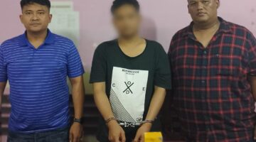 Polres Simalungun Reaksi Cepat  Tangkap Pelaku Pencurian dengan Kekerasan terhadap Remaja  Simalungun, 14 Mei 2025 – Polres Simalungun melalui Polsek Perdagangan berhasil mengamankan seorang pelaku tindak pidana pencurian dengan kekerasan terhadap seorang remaja berusia 14 tahun. Penangkapan tersebut dilakukan hanya dua hari setelah laporan diterima, menunjukkan kesigapan kepolisian dalam menjaga keamanan dan ketertiban masyarakat di wilayah hukum Polres Simalungun.  Kasi Humas Polres Simalungun, AKP Verry Purba, saat dikonfirmasi pada hari Rabu, 14 Mei 2025 sekitar pukul 07.15 WIB, menerangkan kronologi penangkapan tersebut. Berdasarkan Laporan Polisi Nomor LP/B/137/V/2025/SU/SIMAL/SEK-DAGANG tertanggal 11 Mei 2025, polisi berhasil mengamankan tersangka “AS(39)” pada Selasa, 13 Mei 2025 sekitar pukul 17.00 WIB.  “Tersangka telah diamankan berdasarkan laporan yang disampaikan oleh “M”, yang merupakan ibu dari korban. Penangkapan dilakukan berdasarkan Surat Perintah Penangkapan yang dikeluarkan pada tanggal 11 Mei 2025,” jelas AKP Verry Purba.  Kejadian bermula pada Minggu, 11 Mei 2025 sekitar pukul 20.45 WIB ketika korban inisial “WA(14)”, dan saksi “DN(15)” sedang membeli minuman dingin di simpang Dosin. Di lokasi tersebut, mereka bertemu dengan pelaku yang kemudian meminta untuk diantar ke rumahnya di Gang GPDI, Huta II Nagori Marihat Bandar.  Setibanya di lokasi yang dituju, pelaku melakukan tindak kekerasan dengan memukul korban menggunakan tangan kanannya dan sebuah pelepah sawit sepanjang kurang lebih 2 meter. Pelaku kemudian merampas handphone merek Realme C65 milik korban beserta uang tunai sebesar Rp20.000.  Akibat kejadian tersebut, korban mengalami kerugian material yang ditaksir mencapai Rp2.320.000. Setelah kejadian, korban melaporkan peristiwa tersebut kepada ibunya yang kemudian melaporkannya ke Polsek Perdagangan.  Tim penyidik Polsek Perdagangan langsung bergerak cepat melakukan penyelidikan dan berhasil menangkap “AS” pada Selasa, 13 Mei 2025. Saat diinterogasi, tersangka mengakui perbuatannya dan menyerahkan handphone hasil curian kepada petugas.  “Petugas kami langsung membawa tersangka beserta barang bukti ke Polsek Perdagangan untuk proses penyidikan lebih lanjut,” tambah AKP Verry Purba.  Barang bukti yang berhasil diamankan dalam kasus ini antara lain satu buah kotak handphone merek Realme C65 dan satu buah pelepah sawit kering sepanjang kurang lebih 120 cm yang digunakan sebagai alat untuk melakukan kekerasan terhadap korban.  Dalam penanganan kasus ini, polisi juga telah memeriksa beberapa saksi, termasuk “DN” yang bersama korban saat kejadian, dan “DI(19)” yang juga beralamat di Huta III Nagori Wonorejo, Kecamatan Pematang  Bandar, Kabupaten Simalungun.  Kapolsek Perdagangan, AKP Ibrahim Sopi, S.H., memastikan bahwa pihaknya akan menindaklanjuti kasus ini sesuai dengan ketentuan hukum yang berlaku. “Kami tidak akan mentolerir tindak kekerasan dalam bentuk apapun, apalagi yang menyasar anak-anak dan remaja di wilayah hukum kami,” tegas AKP Ibrahim.  Keberhasilan penangkapan ini merupakan bukti nyata profesionalisme Polri dalam menjaga keamanan dan ketertiban masyarakat di wilayah hukum Polres Simalungun. Dengan respons cepat dan penanganan kasus yang efektif, Polres Simalungun melalui Polsek Perdagangan berhasil mengamankan pelaku kejahatan hanya dalam waktu dua hari setelah laporan diterima.  Masyarakat diharapkan tetap waspada dan segera melaporkan setiap tindak kejahatan yang terjadi kepada pihak kepolisian terdekat atau melalui Hotline 110 Call Center Polri agar dapat ditindaklanjuti dengan cepat, sebagaimana yang telah dicontohkan dalam penanganan kasus ini.