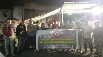 Sambangi Warga Terdampak Kebakaran, Ormas Satria Tubarania Indonesia Bantu Pakaian Bekas dan Dana Tunai