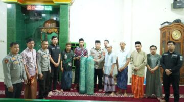 Kapolres Pelabuhan Makassar Gagas Gerakan Subuh Berjamaah dan Tebar Karpet Masjid